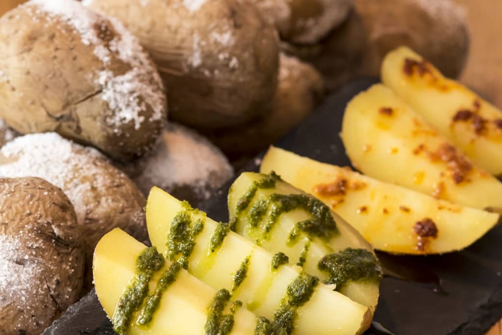 aardappelen mojo saus Gezoute aardappelen met groene en rode mojo saus