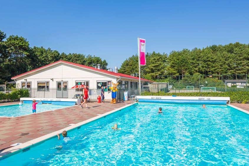 Buitenzwembad van Roompot Kustpark Egmond aan Zee