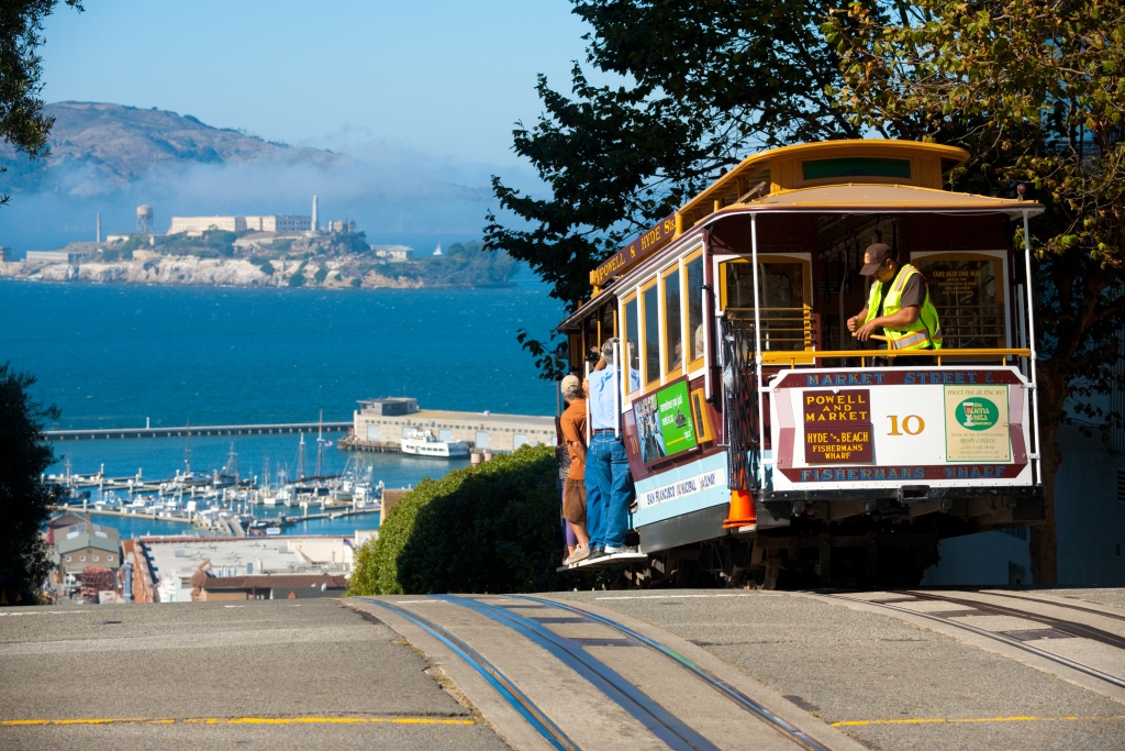 cable car alcatraz san francisco verenigde staten Een Cable Car met in de verte Alcatraz in San Francisco, Verenigde Staten