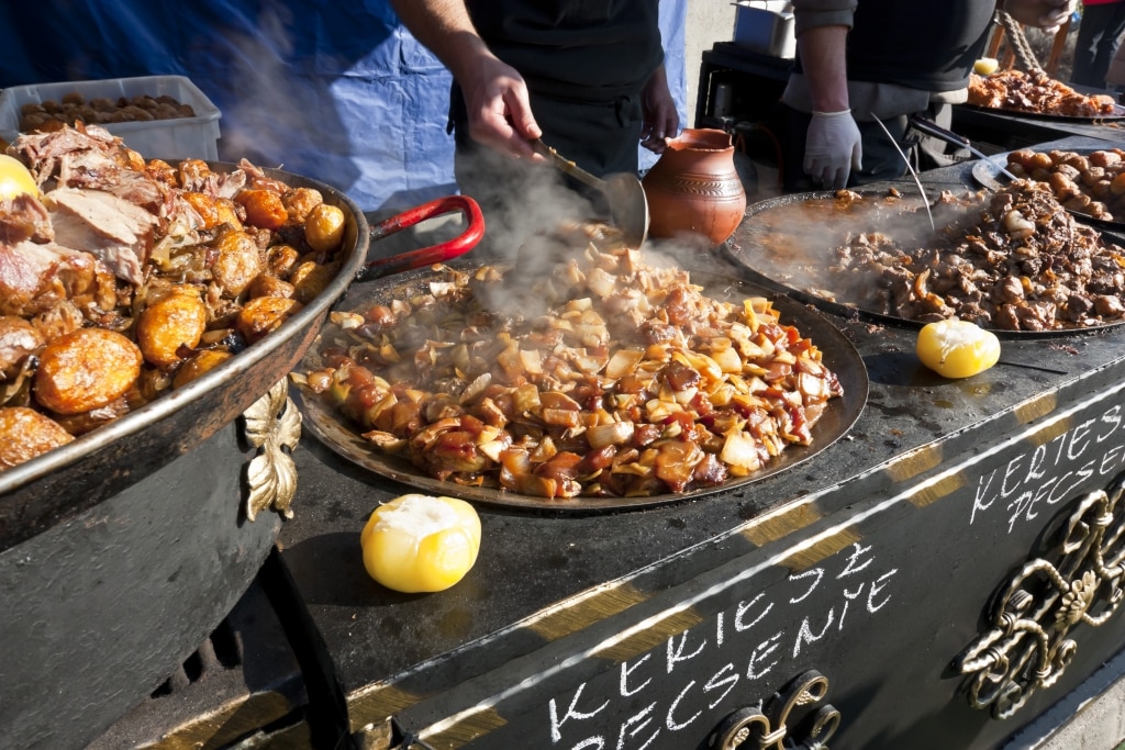 eten koken markthal boedapest hongarije Traditioneel Hongaars eten in de Markthal in Boedapest, Hongarije
