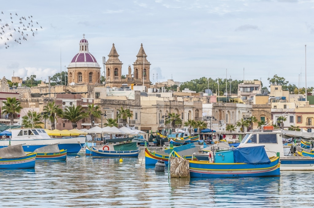 haven bootjes marsaxlokk malta De haven van Marsaxlokk met gekleurde boten op Malta