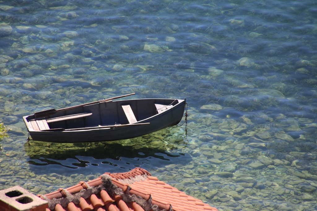 meer van ohrid macedonie Dobberende boot in het meer van Ohrid, Macedonië