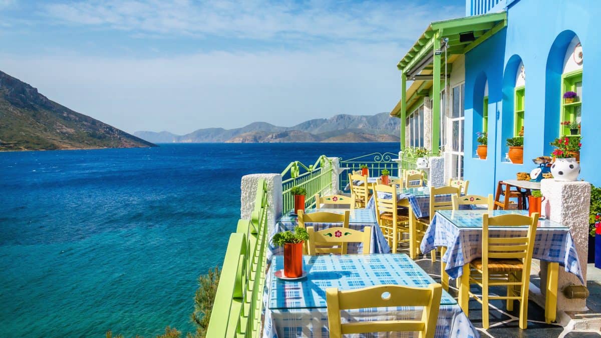 Grieks restaurant met uitkijk over zee op een Grieks eiland, Griekenland