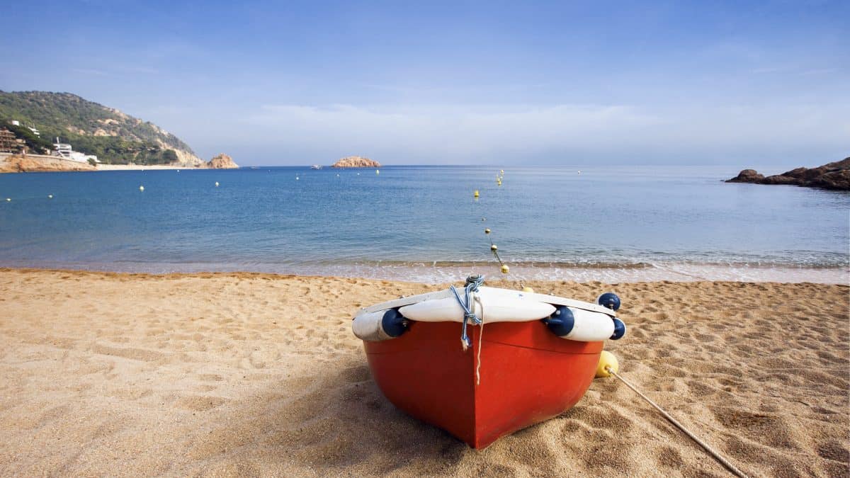 Boot op het strand van Lloret de Mar, Spanje