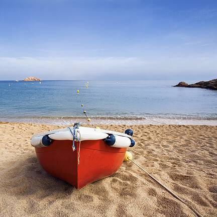 Boot op het strand van Lloret de Mar, Spanje