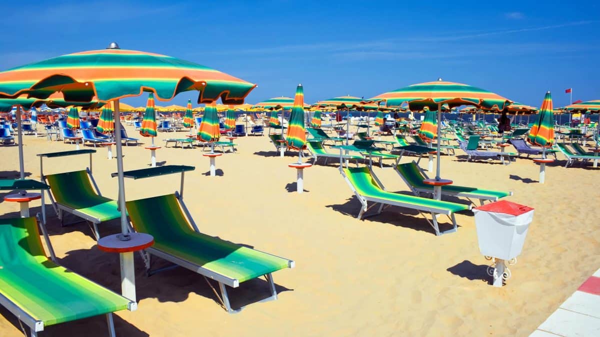 Strand met strandstoelen in Rimini, Italië