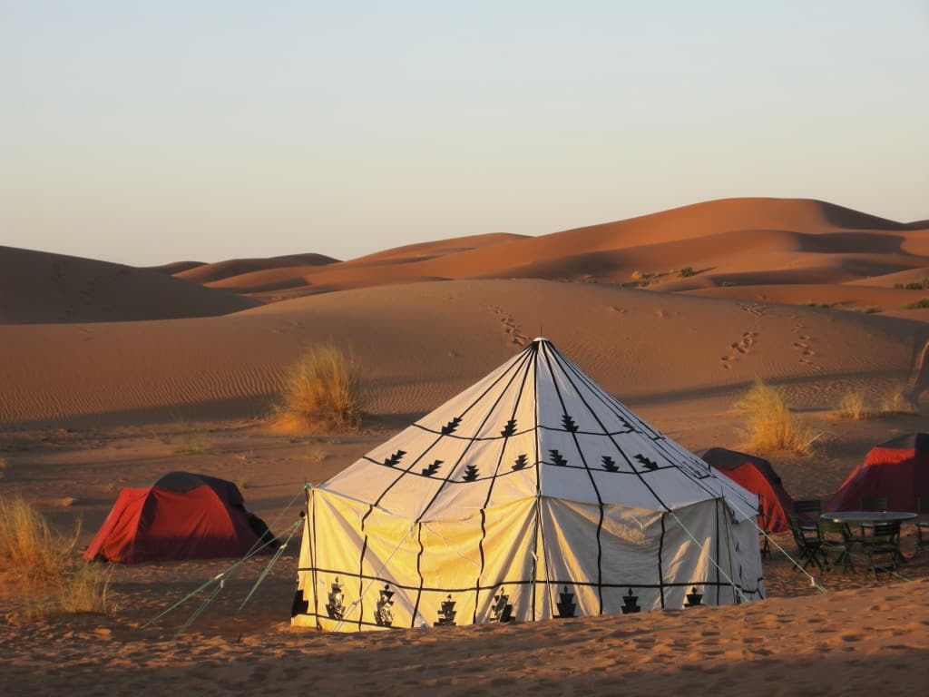 tent bedoeien woestijn Een tent van de bedoeïen in de woestijn