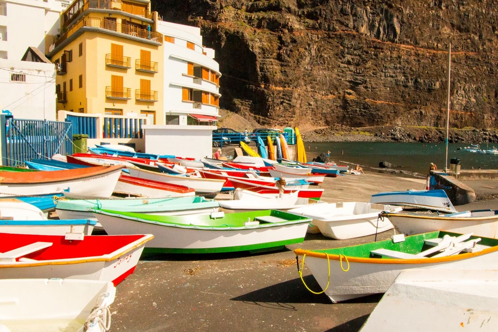 Vissersboten in de haven van Valle Gran Rey op La Gomera, Canarische Eilanden
