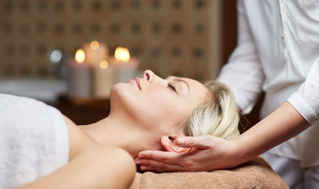 vrouw massage hoofd Close-up van vrouw die een hoofdmassage krijgt