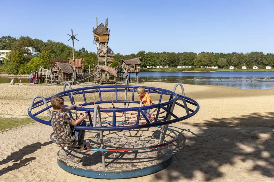 waterplas en speeltuin van roompot vakantiepark hunzedal Waterplas en speeltuin van Roompot Vakantiepark Hunzedal