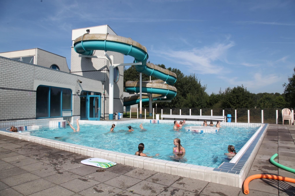 zwembad vakantiepark hunzedal borger drenthe nederland Zwembad op Vakantiepark Hunzedal in Borger, Drenthe