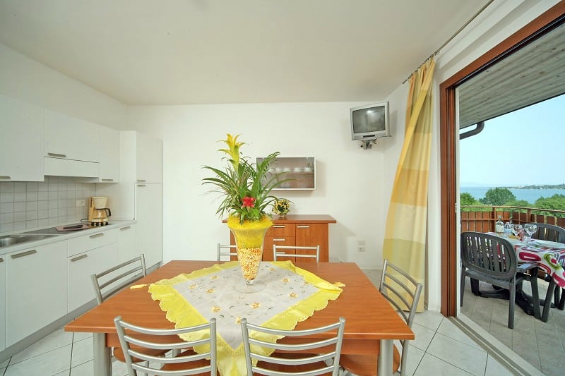 Keuken van appartement in Residence Onda Blu in Manerba del Garda, Gardameer, Italië