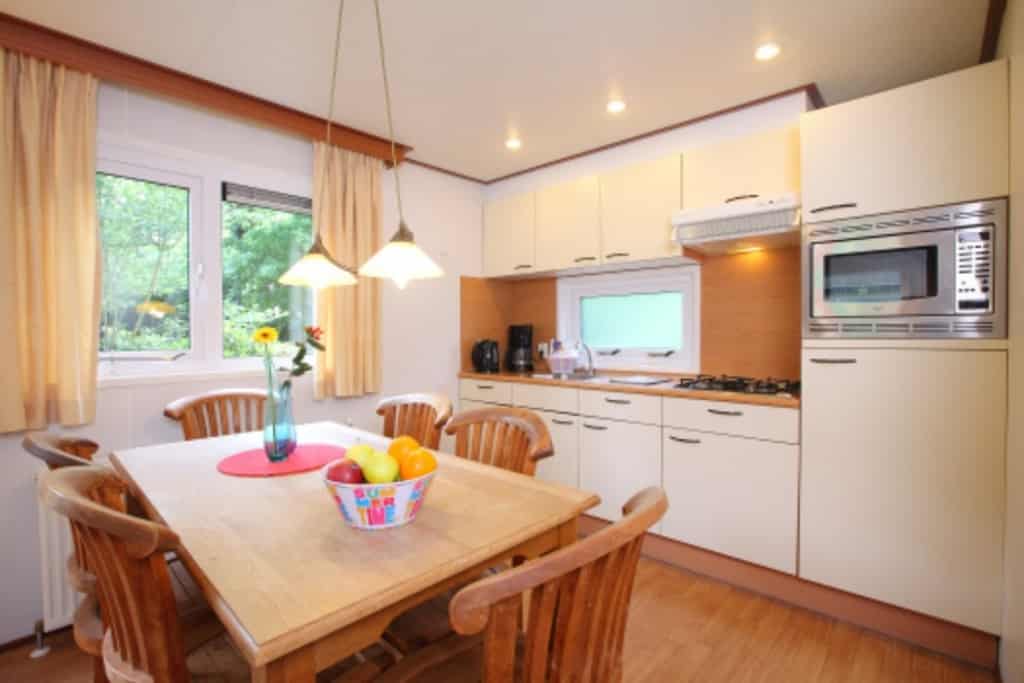 eetgedeelte keuken chalet bospark de schaapskooi veluwe Eetgedeelte en keuken in chalet op bospark De Schaapskooi, Veluwe