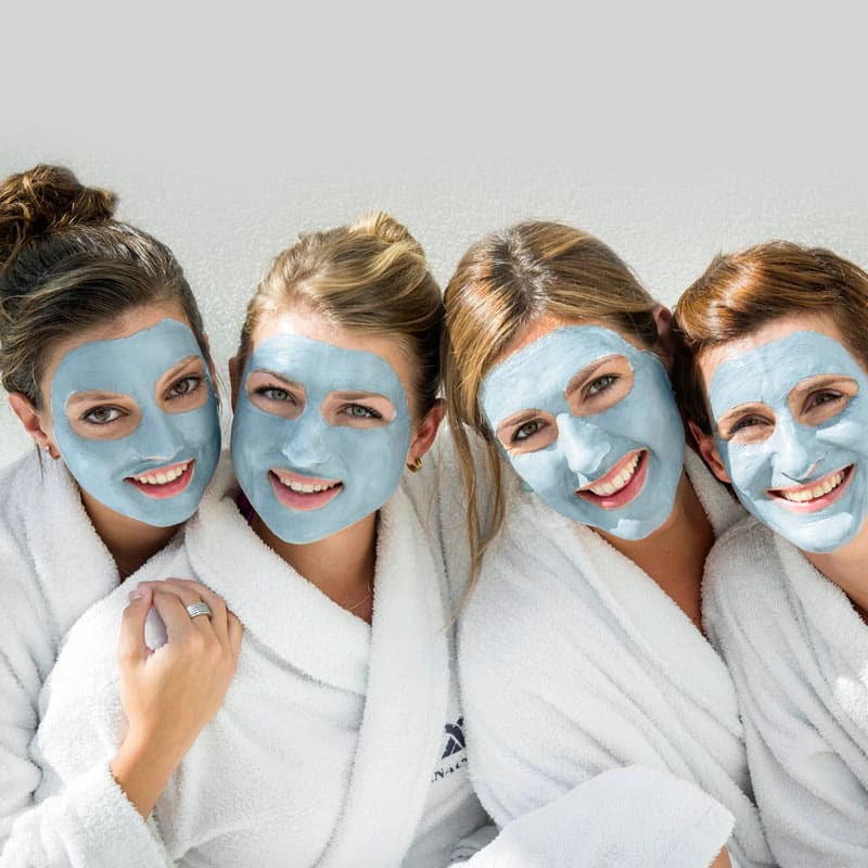 4 meiden met maskers in Sanadome Nijmegen, Nederland