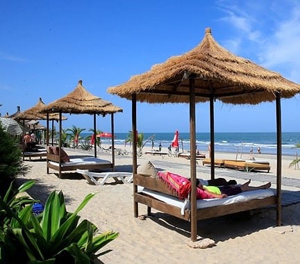 Strand met bedjes van Bamboo Garden Hotel in Kolili, Gambia