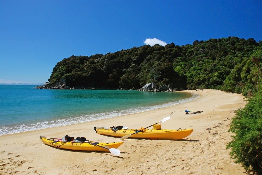 strand kayak abel tasman nationaal park nieuw zeeland Twee kayaks op het strand in Abel Tasman Nationaal Park, Nieuw-Zeeland