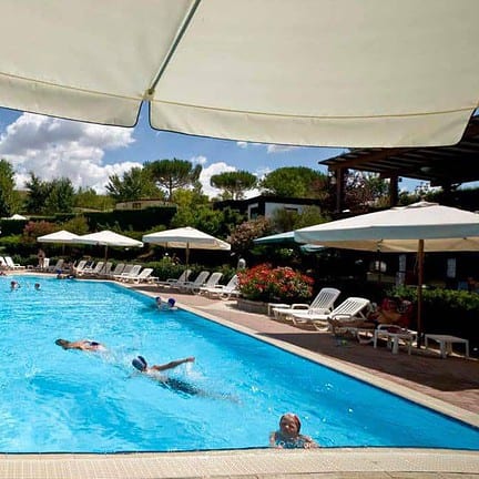 Zwembad van Flaminio Village in Rome, Italië