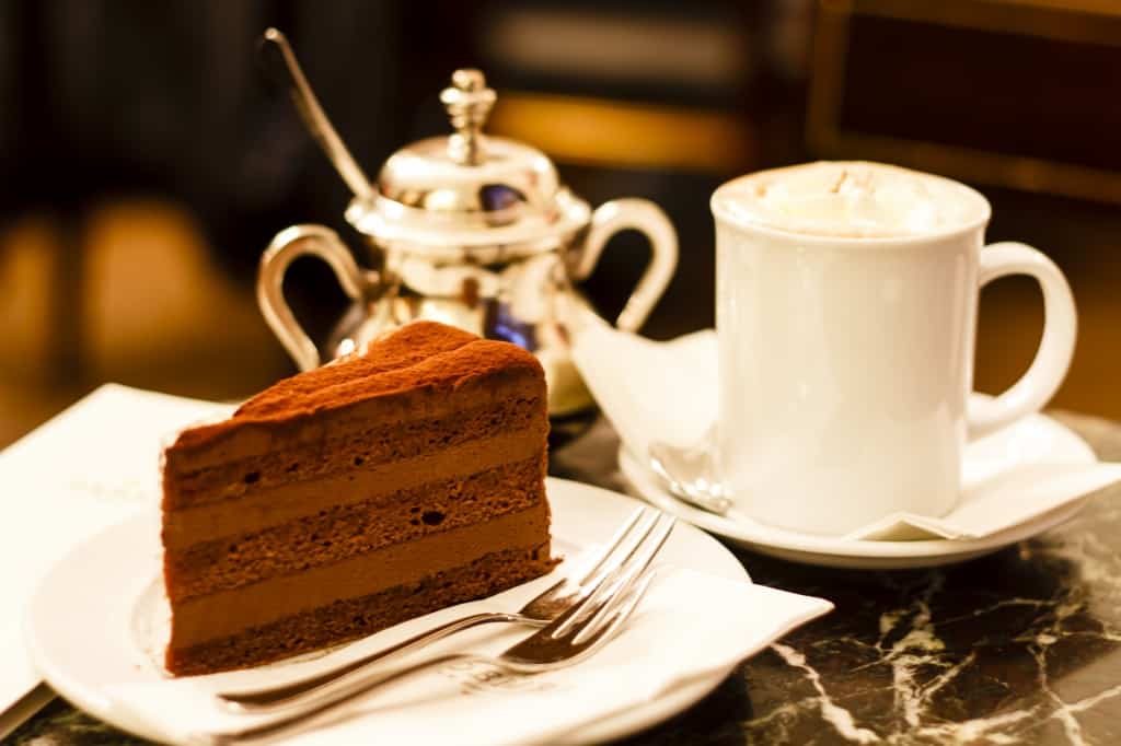 taart koffie wenen oostenrijk Chocoladetaart en koffie in Wenen, Oostenrijk