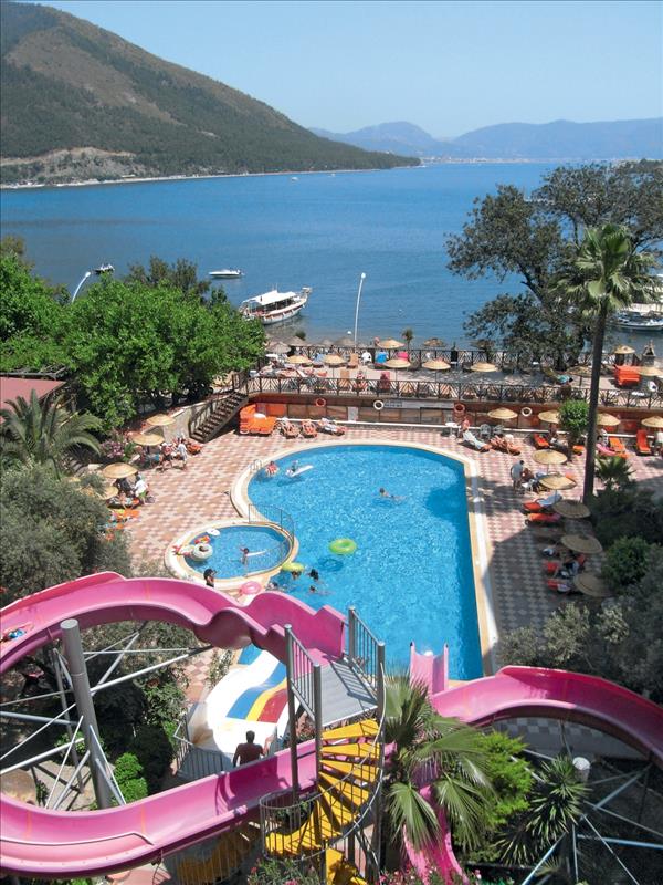 Zwembad en glijbaan van het hotel