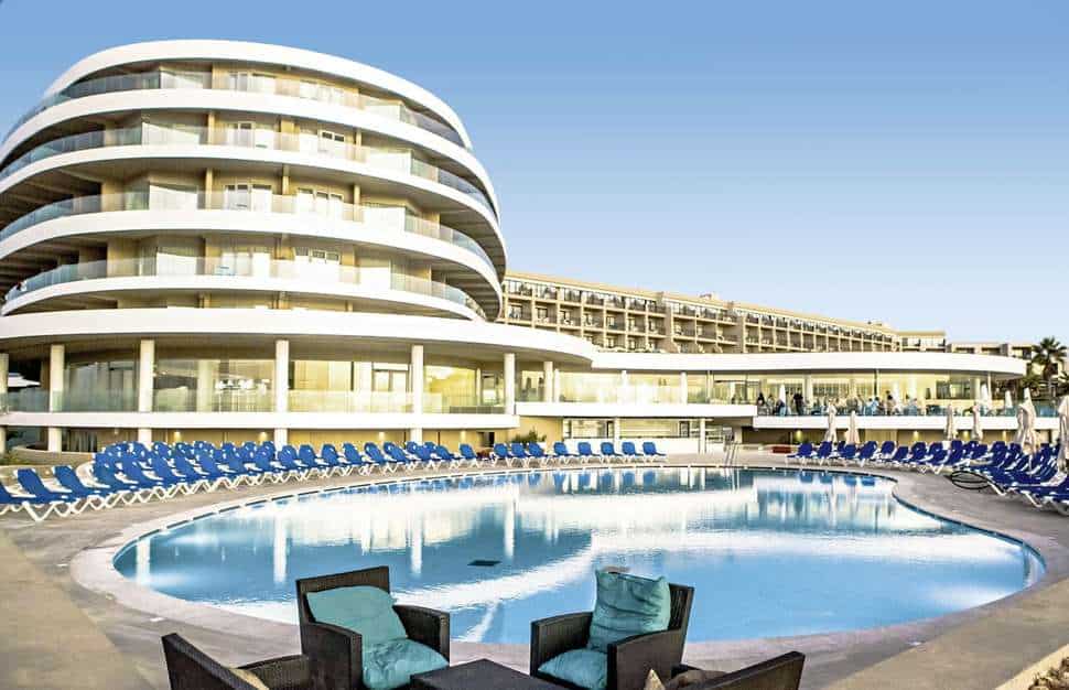 Zwembad van Ramla Bay Resort