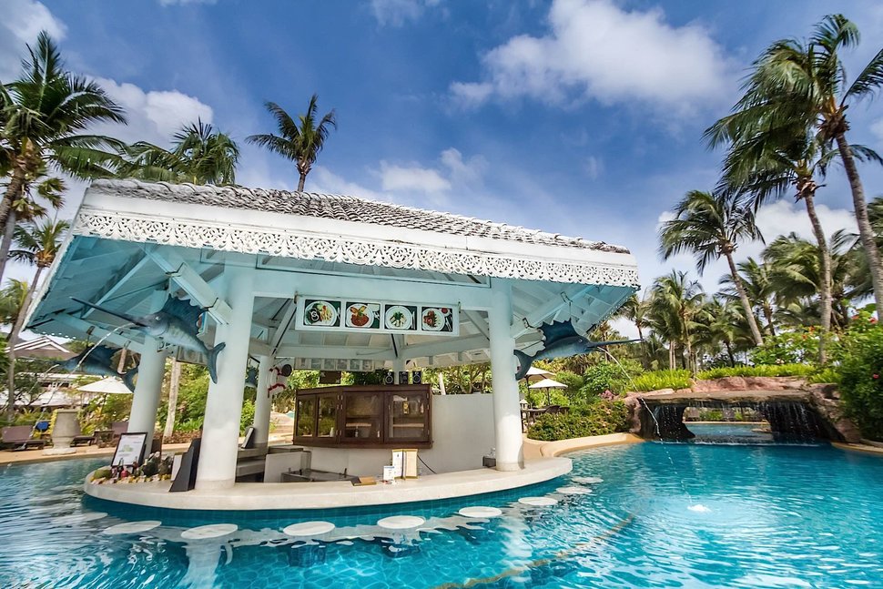 Zwembadbar van Thavorn Palm Beach Resort in Phuket, Thailand