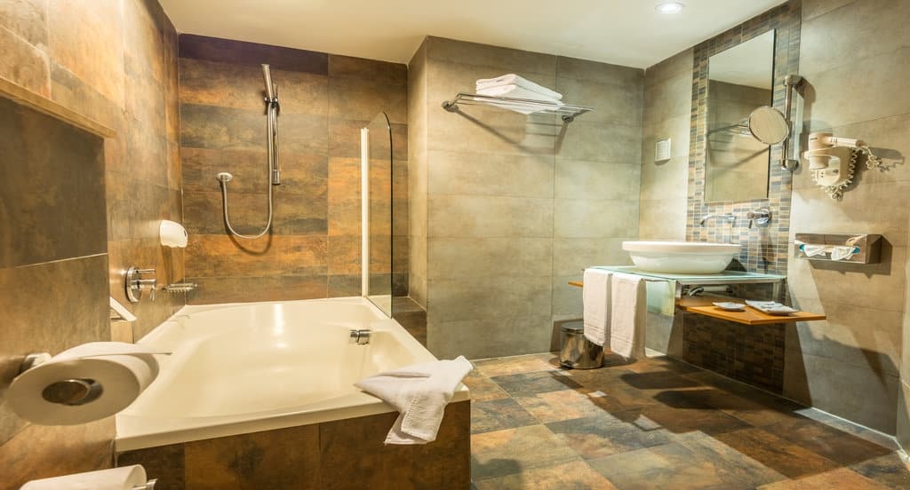 Badkamer van Hotel Maritim Antonine in Mellieħa, Malta