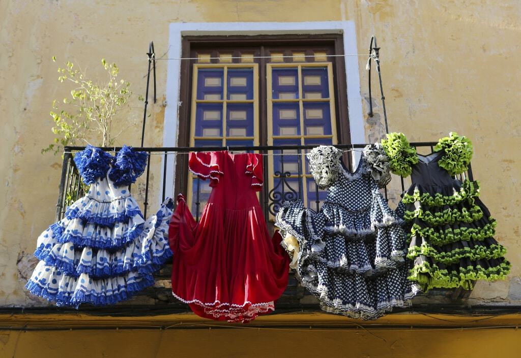 Flamenco jurken aan een balkon in Malaga, Spanje
