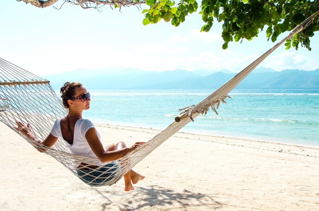 hangmat meisje strand bali Meisje relaxt in een hangmat op het strand van Bali