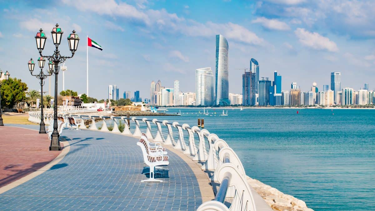 Uitzicht over Abu Dhabi langs de kade