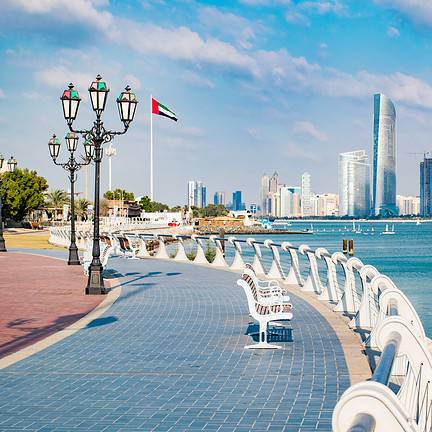 Uitzicht over Abu Dhabi langs de kade