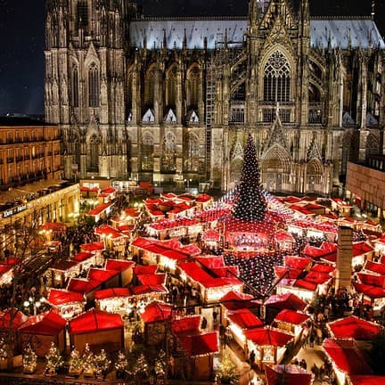 Verlichte kathedraal en kerstmarkt in Keulen, Duitsland