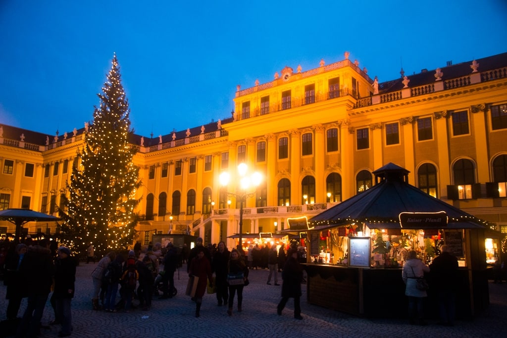 kerstmarkt bij schloss schonbrunn in wenen oostenrijk Kerstmarkt bij Schloss Schönbrunn in Wenen, Oostenrijk
