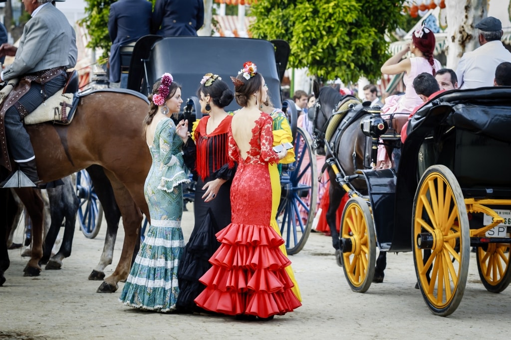 koetsen flamenco sevilla spanje Koetsen en vrouwen in Flamenco kleding in Sevilla, Spanje
