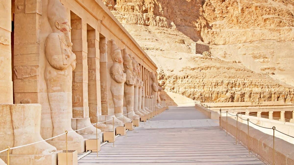 Standbeelden van de tempel van Hatsjepsoet in Luxor, Egypte