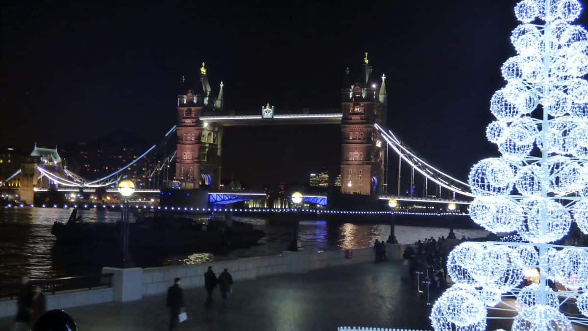 Tower Bridge in de avond met een kerstboom in Londen, Engeland