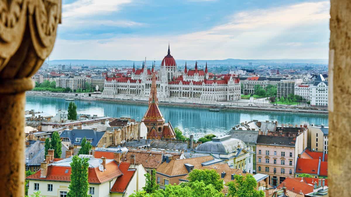 Uitzicht op het parlementsgebouw vanuit het Vissersbastion in Boedapest, Hongarije