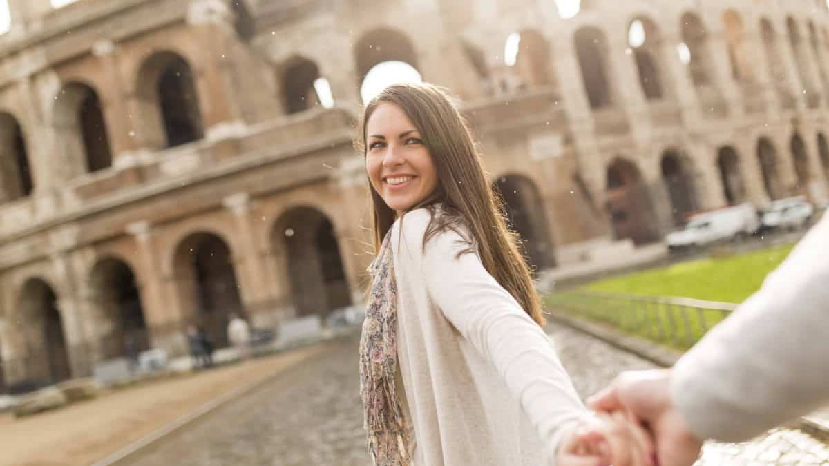 Vrouw trekt een ander mee bij het Colosseum in Rome, Italië