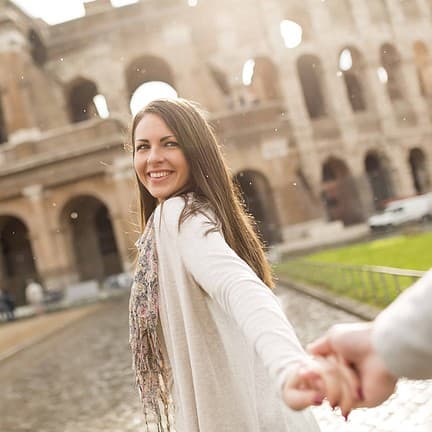 Vrouw trekt een ander mee bij het Colosseum in Rome, Italië