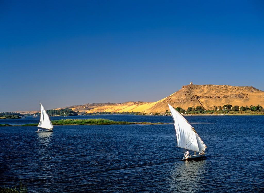 Zeilboten op de rivier de Nijl in Egypte