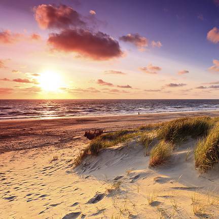 Zonsondergang aan het strand in Nederland