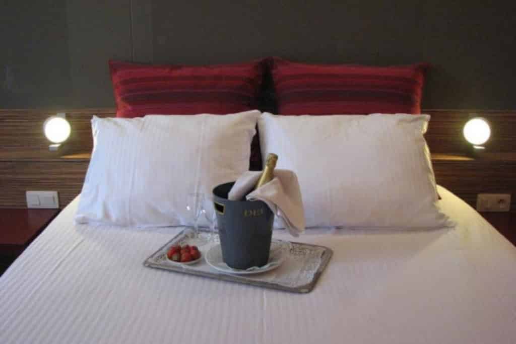 Fles cava op de hotelkamer in Hotel De Keyser in Antwerpen, België