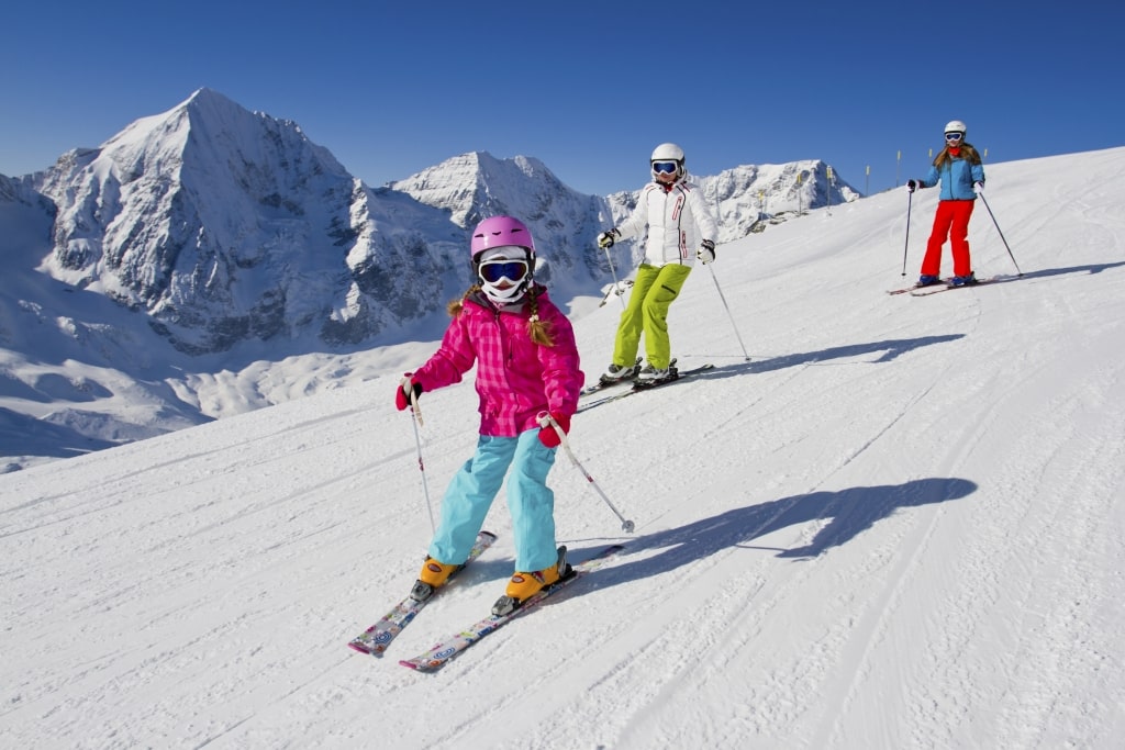 familie skien skipiste sneeuw Familie aan het skiën van een skipiste