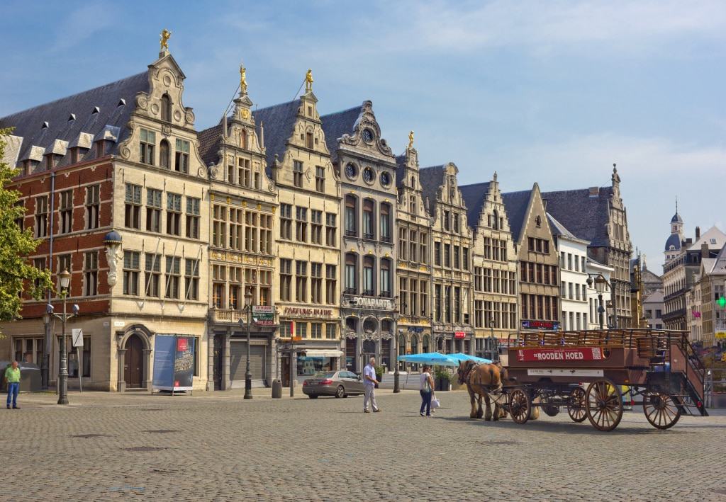 Grote Markt in Antwerpen met oude huizen en een koets