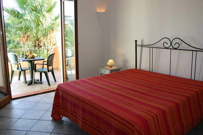 Hotelkamer van Palau Green Village in Palau, Sardinië, Italië