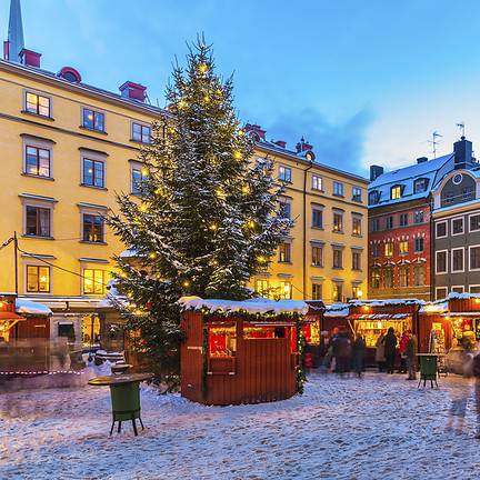 Kerstmarkt in de sneeuw in Stockholm, Zweden