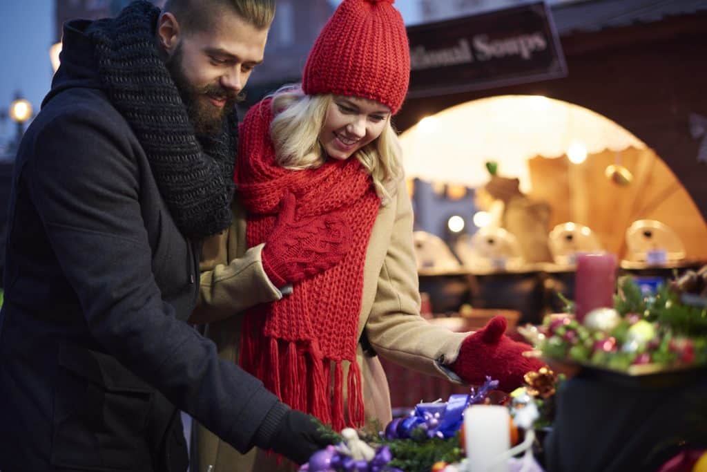 man vrouw kerstmarkt Man en vrouw op een kerstmarkt