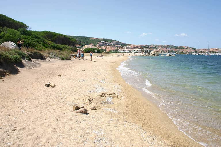Strand van Palau Green Village in Palau, Sardinië, Italië