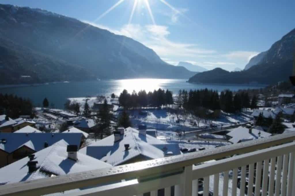 Uitzicht op het meer bij Hotel Europa in Molveno, Italië