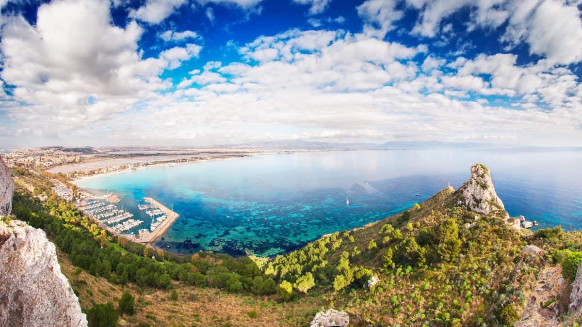 Uitzicht over zee op Sardinië, Italië