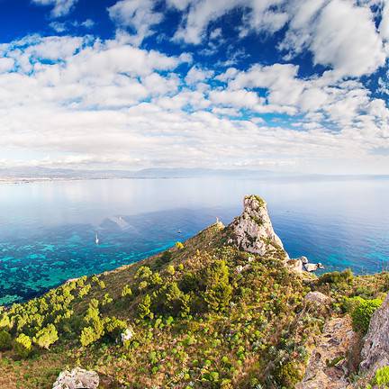Uitzicht over zee op Sardinië, Italië